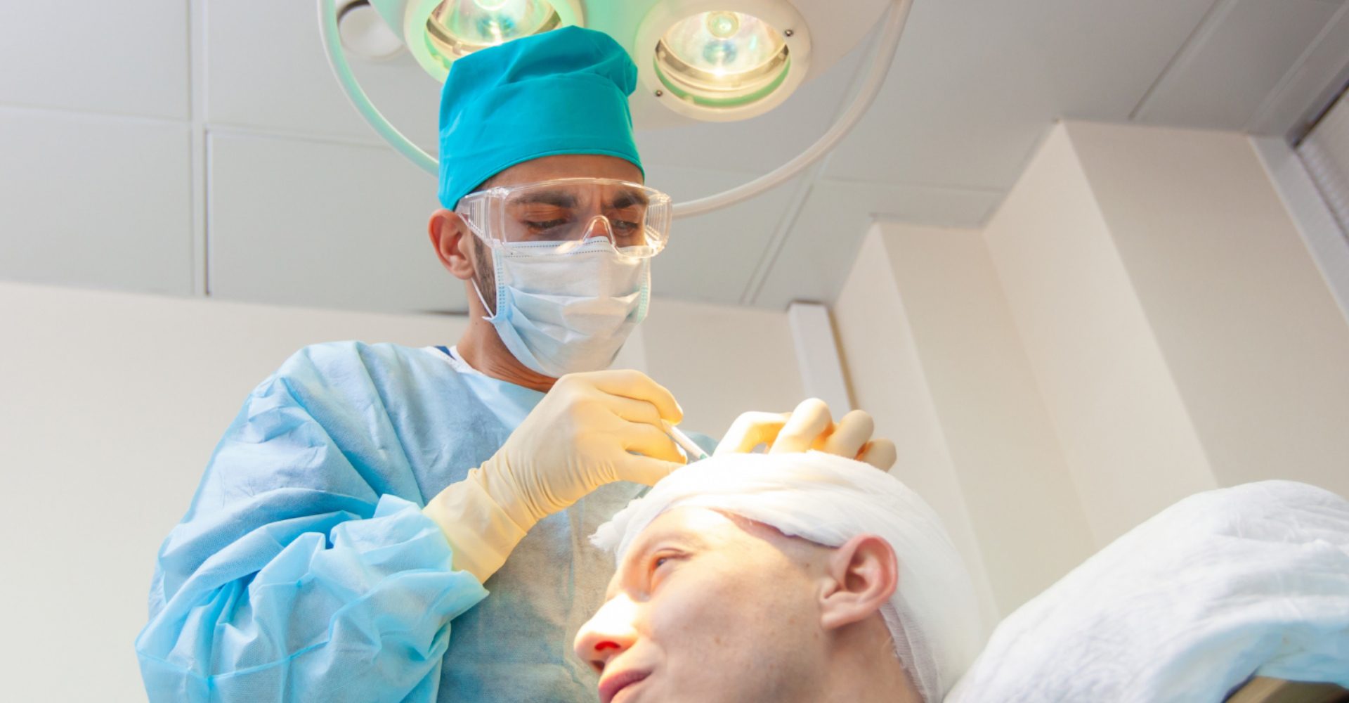 What to Expect When Getting a Hair Transplant surgeon
